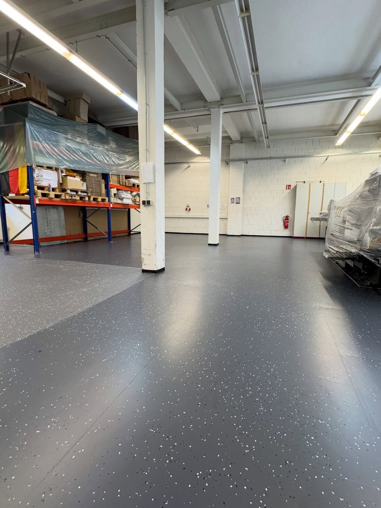 Was für ein Unterschied! 👀
In einer industriellen Druckerei in #Fürth haben wir einen stark beanspruchten Boden von Grund auf aufgearbeitet. Nach der gründlichen Reinigung und Reparatur wurde die Fläche mit farbigem Lack, 2K-Industrielack und Dekorflocken neu beschichtet.
Aus einem sichtbar abgenutzten Boden ist wieder eine saubere, gleichmäßige und robuste Oberfläche geworden. Der Vorher-Nachher-Vergleich spricht für sich.
#Bodensanierung #Industrieboden #Bodenbeschichtung #Fürth